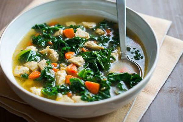 Canh cải kale nấu xương gà
