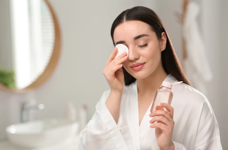 Tẩy trang trước khi đi ngủ giúp ngăn ngừa mụn và kích ứng
