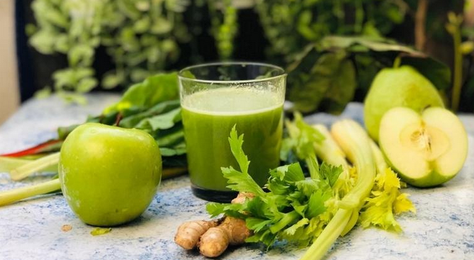 Vị ngọt đặc trưng của táo và ổi sẽ giúp hài hòa hơn mùi thơm nồng của cần tây