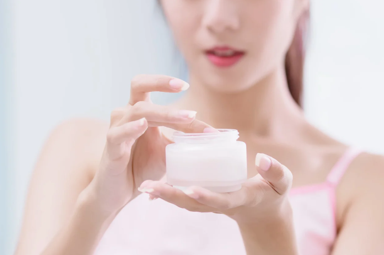 Dưỡng ẩm da thường xuyên để duy trì sự đàn hồi